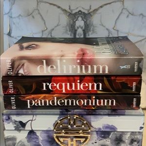 Books by Lauren Oliver - The Delirium Trilogy